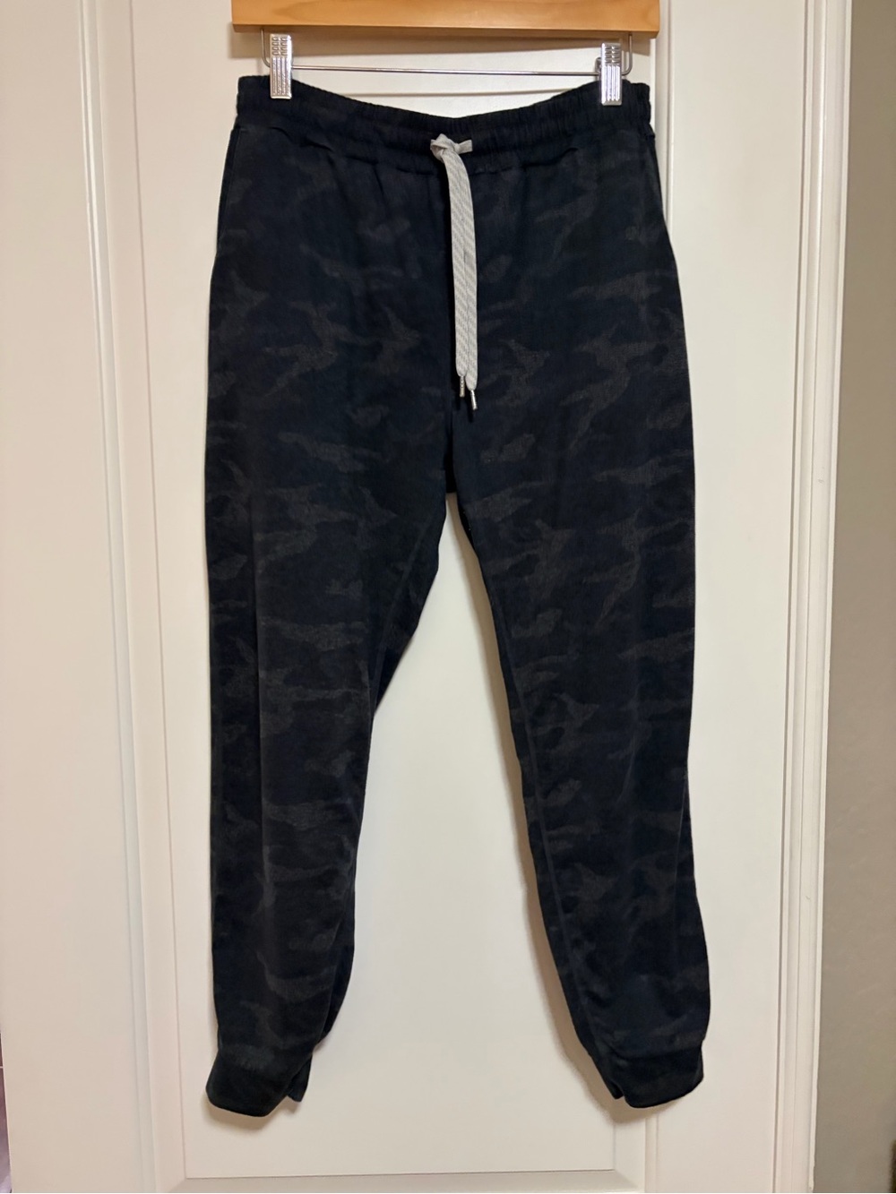 🧘🏽‍♀️🏃‍♀️Vuori DreamKnit Cropped  Performance Joggers Black Camouflage🧘🏽‍♀️🏃‍♀️